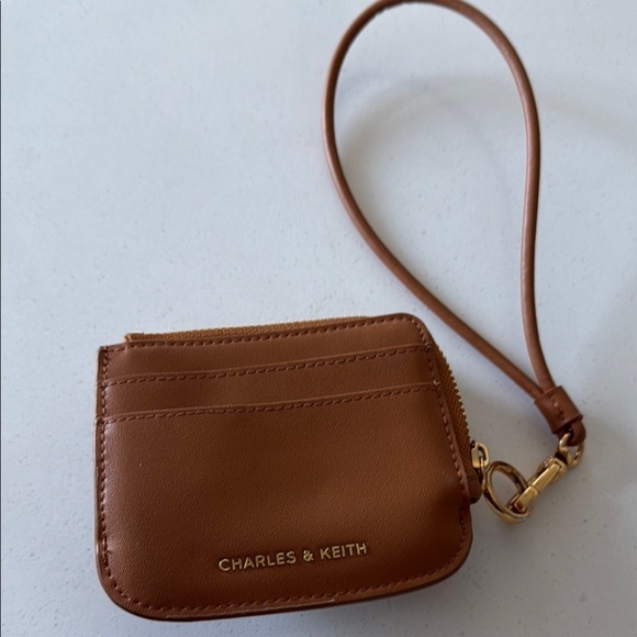 ✨Host pick✨Charles & Keith Caramel Wristlet Clutch - Picture 4 of 9